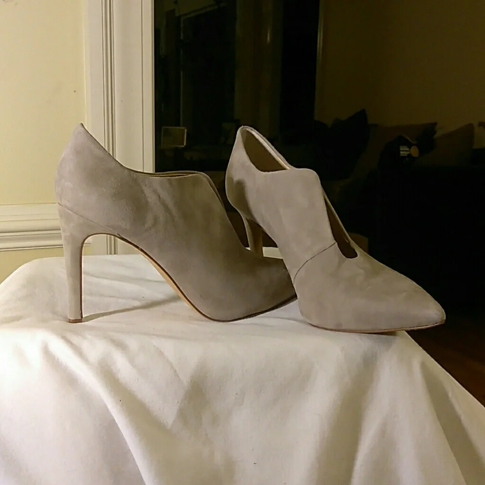 Vince Camuto ladies suede heels NWOT